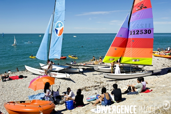 Des villes.Etretat.La plage et des deriveurs de l ecole de voile