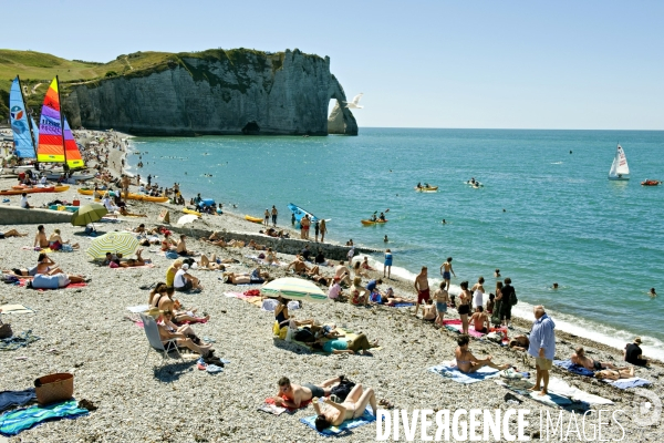 Des villes.Etretat.Vacancier ssur la plage