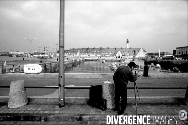 Des villes.Calais.Un peintre amateur et son chevalet devant le bassin du Paradis