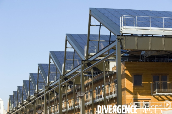 Des villes.Paris.La centrale photovoltaique sur le toit de la halle Pajol.