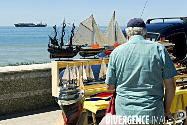 Des villes.Le Havre.Vide grenier, maquettes de voiliers et porte conteneurs