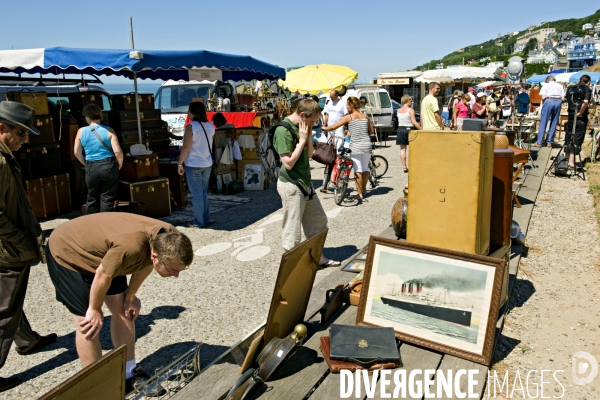 Des villes.Le Havre.Vide grenier le long du front de mer