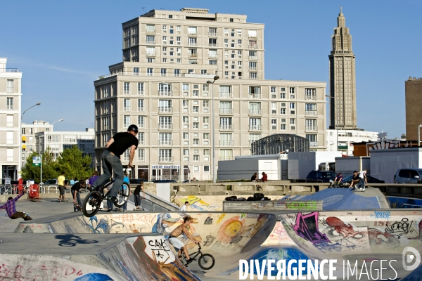 Des villes.Le Havre.Skate park sur la promenade maritime, devant les immeubles Perret et la fleche de l eglise saint Joseph