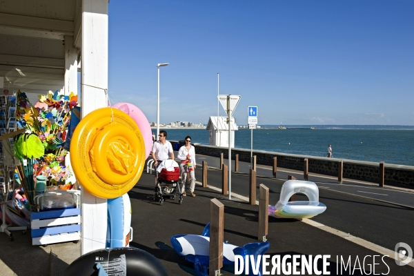 Des villes.Saint Adresse.Magasin d articles de plage sur la promenade maritime