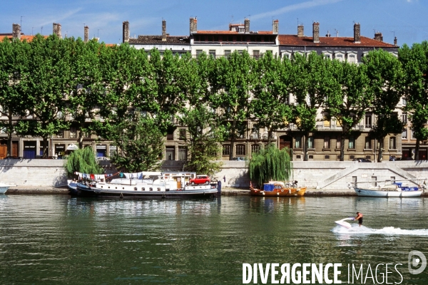 Des villes.Lyon.Jet ski et peniches sur la Saone