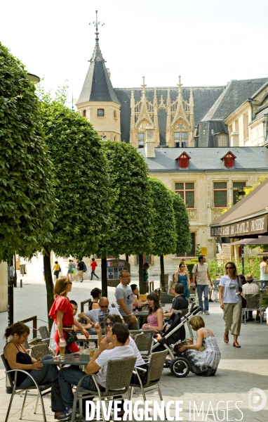 Des villes.Rouen.Terrasse d une brasserie dans le centre historique