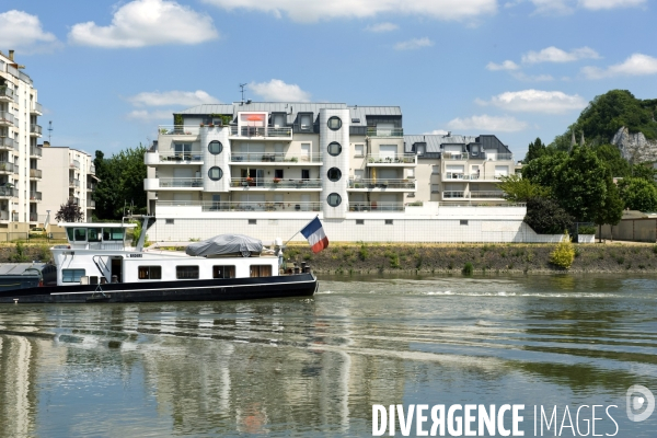 Des villes.Rouen.Peniche sur la Seine, devant un immeuble paquebot