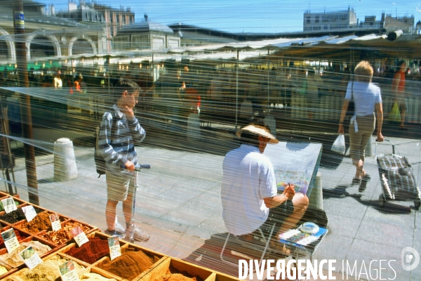 Des villes.Versailles.Un enfant curieux,observe un peintre  au marche