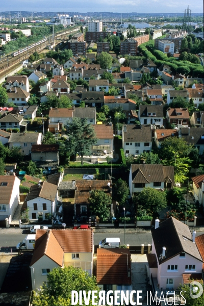 Des villes.Alfortville.Vue aerienne des pavillons de banlieue