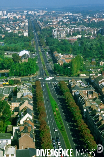 Des villes.Amiens.Vue aerienne de la circulation sur un axe urbain