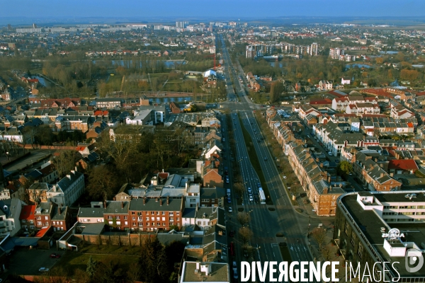 Des villes.Amiens.Vue aerienne de la circulation sur un axe urbain