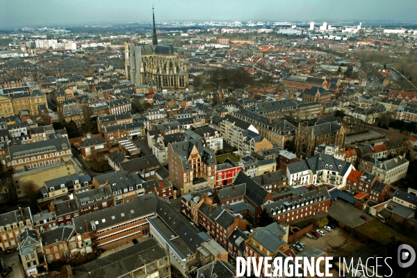 Des villes.Amiens.Vue aerienne du centre historique et de la cathedrale Notre Dame