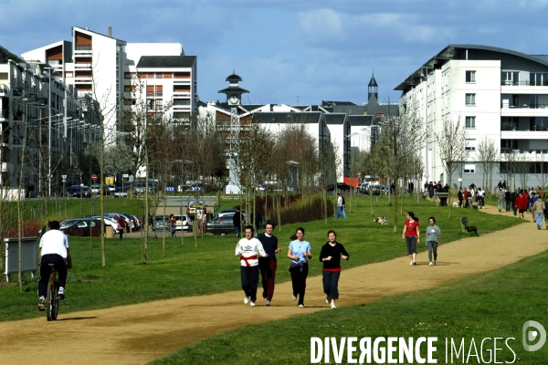 Des villes.Angers.Joggeuses sur la promenade Yolande D Aragon dans le quartier du Front de Maine;