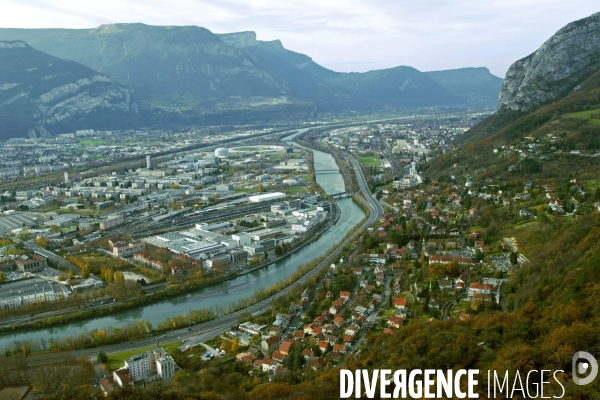 Des villes.Grenoble.Vue aerienne des installations du CEA