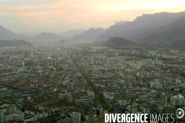 Des villes.Grenoble.Vue aerienne au coucher du soleil depuis le fort de la bastille,