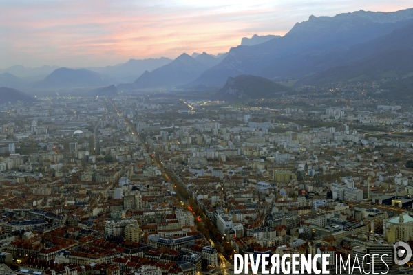 Des villes.Grenoble.Vue aerienne au coucher du soleil depuis le fort de la bastille,