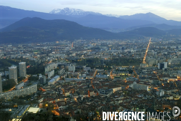 Des villes.Grenoble.Vue aerienne au coucher du soleil depuis le fort de la bastille,