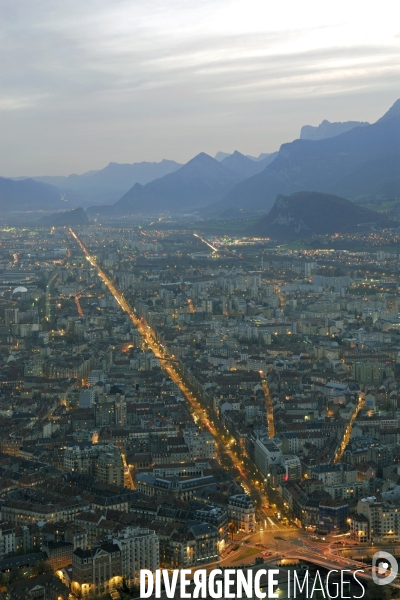 Des villes.Grenoble.Vue aerienne au coucher du soleil depuis le fort de la bastille,