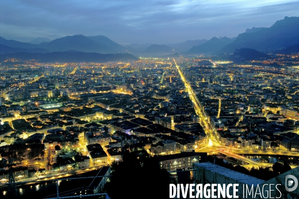 Des villes.Grenoble.Vue aerienne de nuit du soleil depuis le fort de la bastille,