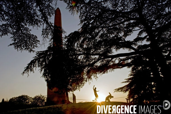 Des villes.Toulouse.Deux equilibristes  pratiquent la slackline au pied de l obelisque de la Victoire