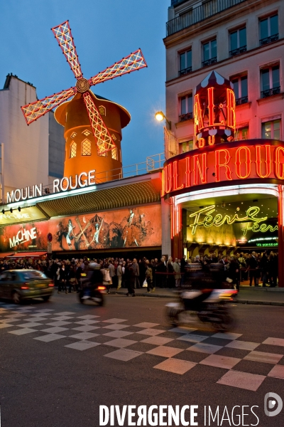 Des villes.Paris.Le Moulin Rouge. eclaire