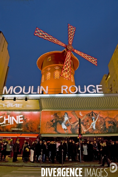 Des villes.Paris.Le Moulin Rouge. eclaire