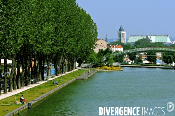 Des villes.Sain Denis.Pecheurs sur les berges du canal Saint Denis