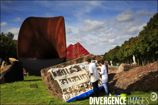 Après la décision du tribunal de Versailles de cacher les inscriptions sur le Dirty Corner, l artiste Anish KAPOOR riposte en recouvrant les inscriptions antisémites avec de larges feuilles d or.