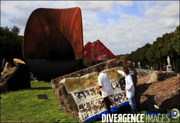 Après la décision du tribunal de Versailles de cacher les inscriptions sur le Dirty Corner, l artiste Anish KAPOOR riposte en recouvrant les inscriptions antisémites avec de larges feuilles d or.