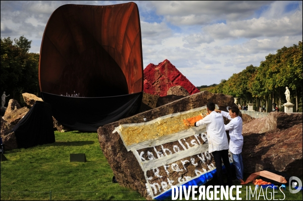 Après la décision du tribunal de Versailles de cacher les inscriptions sur le Dirty Corner, l artiste Anish KAPOOR riposte en recouvrant les inscriptions antisémites avec de larges feuilles d or.