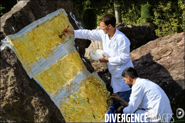 Après la décision du tribunal de Versailles de cacher les inscriptions sur le Dirty Corner, l artiste Anish KAPOOR riposte en recouvrant les inscriptions antisémites avec de larges feuilles d or.