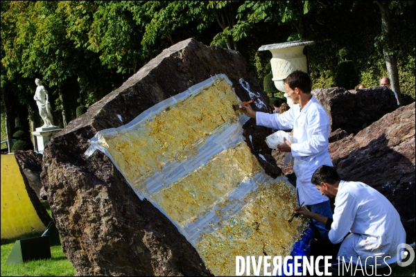 Après la décision du tribunal de Versailles de cacher les inscriptions sur le Dirty Corner, l artiste Anish KAPOOR riposte en recouvrant les inscriptions antisémites avec de larges feuilles d or.