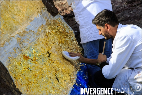 Après la décision du tribunal de Versailles de cacher les inscriptions sur le Dirty Corner, l artiste Anish KAPOOR riposte en recouvrant les inscriptions antisémites avec de larges feuilles d or.