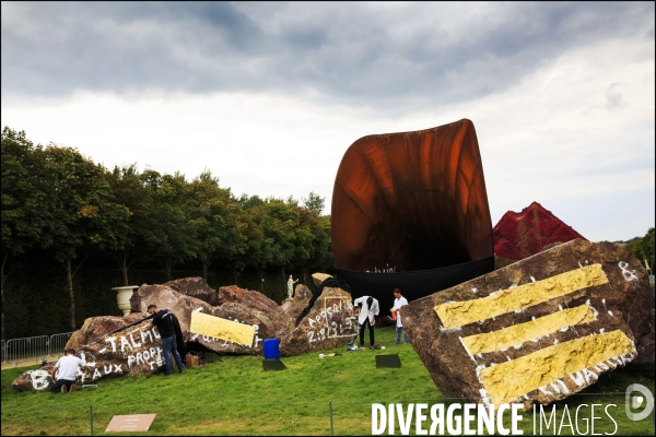 Après la décision du tribunal de Versailles de cacher les inscriptions sur le Dirty Corner, l artiste Anish KAPOOR riposte en recouvrant les inscriptions antisémites avec de larges feuilles d or.