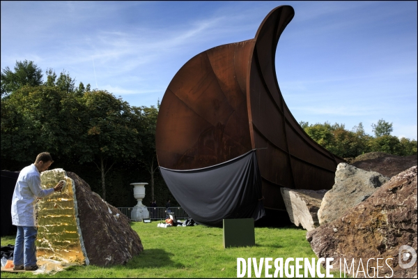 Après la décision du tribunal de Versailles de cacher les inscriptions sur le Dirty Corner, l artiste Anish KAPOOR riposte en recouvrant les inscriptions antisémites avec de larges feuilles d or.