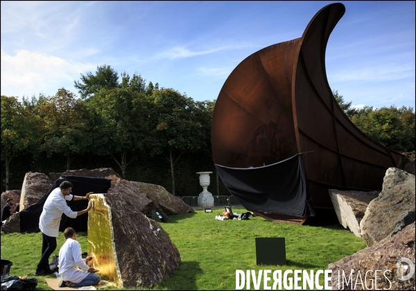 Après la décision du tribunal de Versailles de cacher les inscriptions sur le Dirty Corner, l artiste Anish KAPOOR riposte en recouvrant les inscriptions antisémites avec de larges feuilles d or.