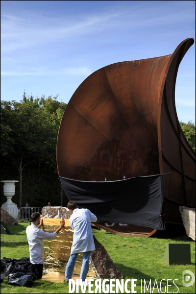 Après la décision du tribunal de Versailles de cacher les inscriptions sur le Dirty Corner, l artiste Anish KAPOOR riposte en recouvrant les inscriptions antisémites avec de larges feuilles d or.