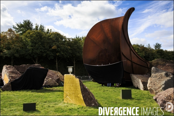 Après la décision du tribunal de Versailles de cacher les inscriptions sur le Dirty Corner, l artiste Anish KAPOOR riposte en recouvrant les inscriptions antisémites avec de larges feuilles d or.