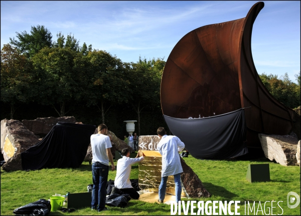 Après la décision du tribunal de Versailles de cacher les inscriptions sur le Dirty Corner, l artiste Anish KAPOOR riposte en recouvrant les inscriptions antisémites avec de larges feuilles d or.