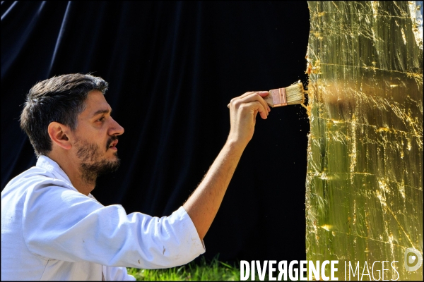 Après la décision du tribunal de Versailles de cacher les inscriptions sur le Dirty Corner, l artiste Anish KAPOOR riposte en recouvrant les inscriptions antisémites avec de larges feuilles d or.