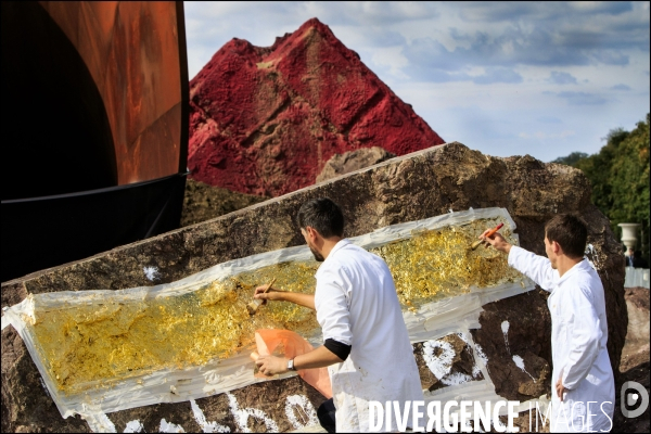 Après la décision du tribunal de Versailles de cacher les inscriptions sur le Dirty Corner, l artiste Anish KAPOOR riposte en recouvrant les inscriptions antisémites avec de larges feuilles d or.