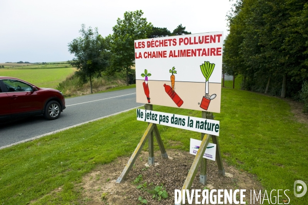 Illustration Septembre2015.Panneau informant les automobilistes sur les dechets jetes dans la nature