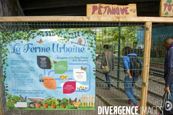 Illustration Septembre2015.Paris.La ferme urbaine de la Recyclerie le long des voies de la petite ceinture