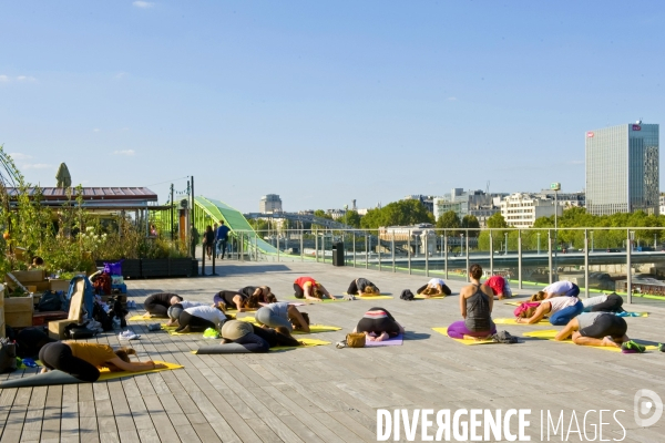 Illustration Septembre2015.Paris.Seance de stretching sur le toit de la Cite de la Mode et du Design