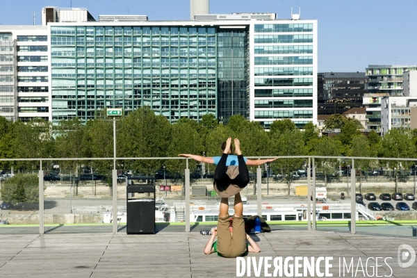 Illustration Septembre2015.Paris.Exercise d acrobatie sur le toit de la cite du design et de la mode