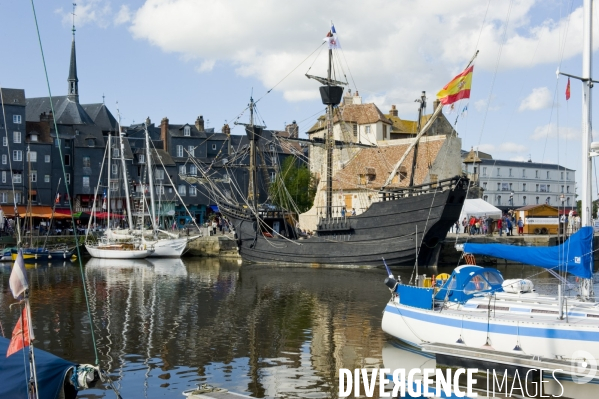 Illustration Septembre2015.Honfleur.La replique du Nao Victoria, bateau de Magellan dans le port