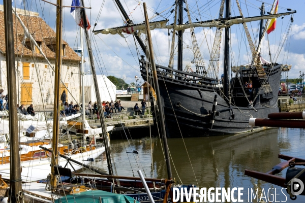 Illustration Septembre2015.Honfleur.La replique du Nao Victoria, bateau de Magellan dans le port