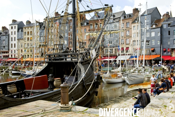 Illustration Septembre2015.Honfleur.La replique du Nao Victoria, bateau de Magellan dans le port