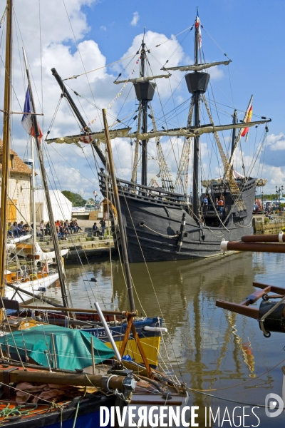 Illustration Septembre2015.Honfleur.La replique du Nao Victoria, bateau de Magellan dans le port