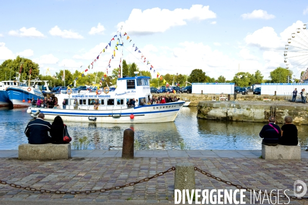 Illustration Septembre2015.Honfleur.Le Jolie France un bateau assurant des promenades en mer rentre au port .